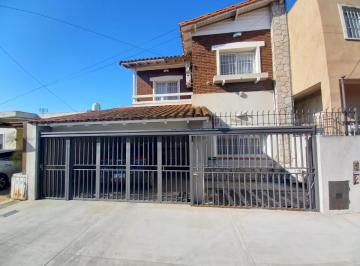 Casa de 4 ambientes, Morón · Casa 4 Ambientes con Pileta en Castelar