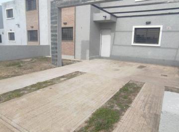 Casa · 115m² · 6 Ambientes · 2 Cocheras · Dúplex 2 Dorm. en Venta en Valle Cercano