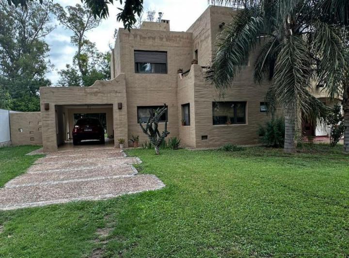 Casa · 295m² · 6 Ambientes · 2 Cocheras