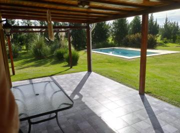 Casa de 6 ambientes, San Miguel del Monte · Hermosa Casa de 4 Ambientes con Pileta y Casa Para Huéspedes