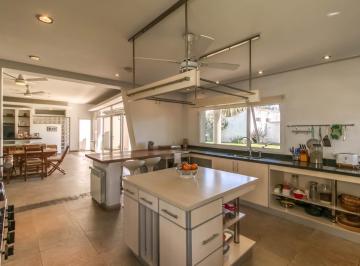 Casa · 334m² · 9 Ambientes · 2 Cocheras · Casa en Venta en Barrio Norte