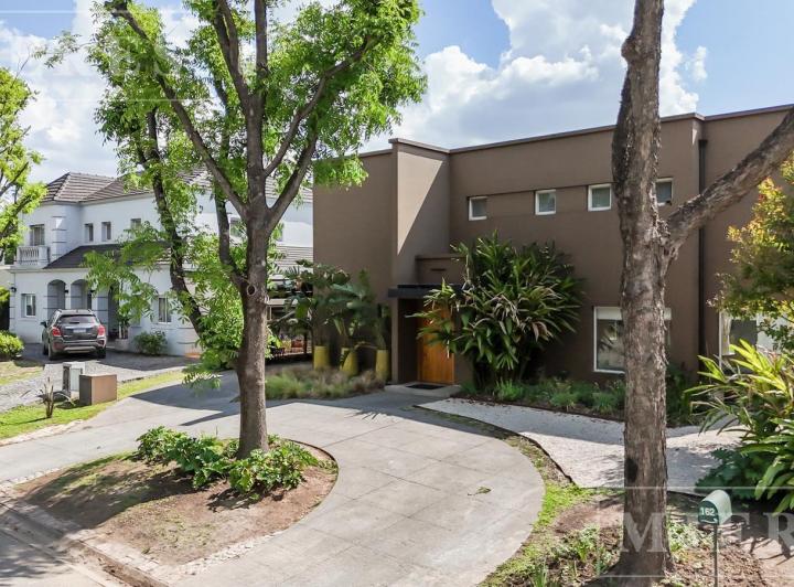 Casa · 245m² · 6 Ambientes · 2 Cocheras