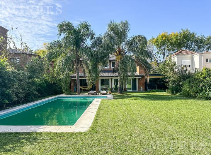 Casa · 239m² · 7 Ambientes · 1 Cochera