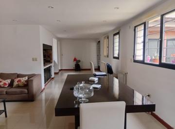 Casa · 389m² · 5 Ambientes · 3 Cocheras · Casa en Venta en La Zona de Plaza Malvinas 53 Esquina 17 La Plata