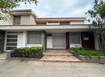 Casa · 336m² · 8 Ambientes · 2 Cocheras · Casa en Barrio 30 de Octubre