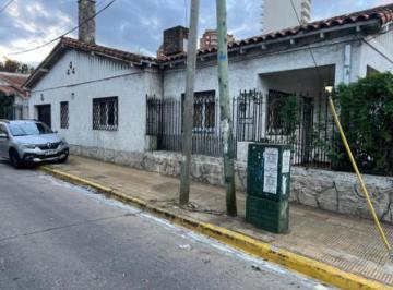 Casa · 3 Ambientes · 1 Cochera · Chalet en Esquina Alte Brown Al 3500