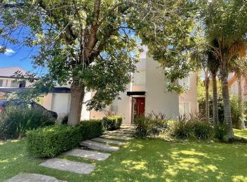Casa · 320m² · 5 Ambientes · 1 Cochera · Casa - Abril Club de Campo