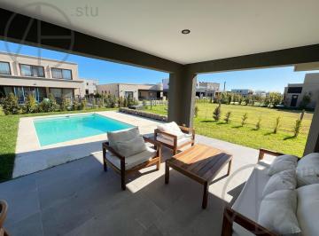 Casa · 215m² · 5 Ambientes · 2 Cocheras · Casa en Alquiler de 5 Ambientes en Riberas Puertos