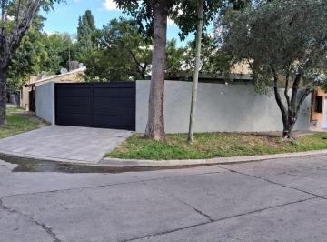 Casa · 70m² · 3 Ambientes · 2 Cocheras · Casa - Boulogne Sur Mer - Venta - Apto Credito - 3 Ambientes