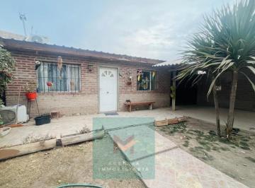 Casa de 4 ambientes, Cinco Saltos · Casa 2 Dorm.
