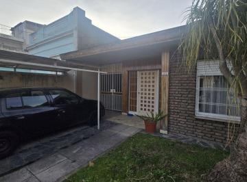 OMP-OMP-4763_2 · Venta de Casa 3 Ambientes, Caseros