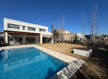 Casa · 290m² · 4 Ambientes · 4 Cocheras · Casa en Venta en Weston