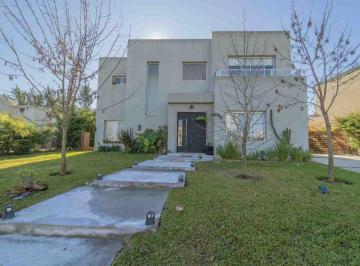 Casa · 192m² · 4 Ambientes · 4 Cocheras · Venta Casa 4 Amb con Pileta San Gabriel Vilanueva