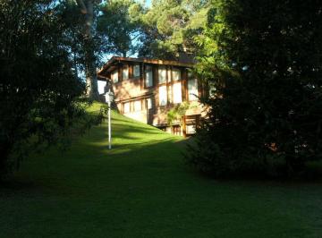 Casa · 201m² · 6 Ambientes · 1 Cochera · Venta de Casa en Pinamar - 3 Plantas - B° Nuevo Golf