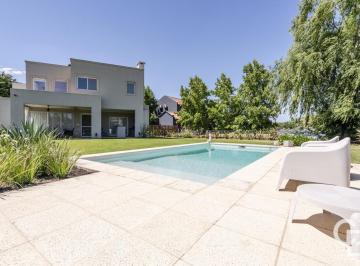 Casa · 285m² · 7 Ambientes · 2 Cocheras · Casa en Venta. Estancias del Pilar, Champagnat. 4 Dorm. Suite en Pb y Escritorio