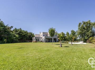 Casa · 285m² · 7 Ambientes · 2 Cocheras · Casa en Venta. Estancias del Pilar, Champagnat. 4 Dorm. Suite en Pb y Escritorio