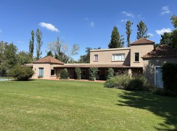 Casa · 500m² · 7 Ambientes · 2 Cocheras · Amplio Jardín con Pileta y Galería