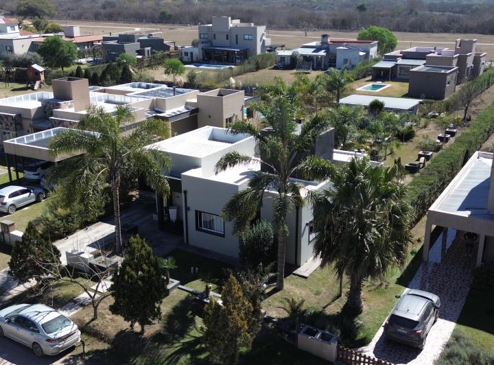 Casa · 230m² · 5 Ambientes · 2 Cocheras