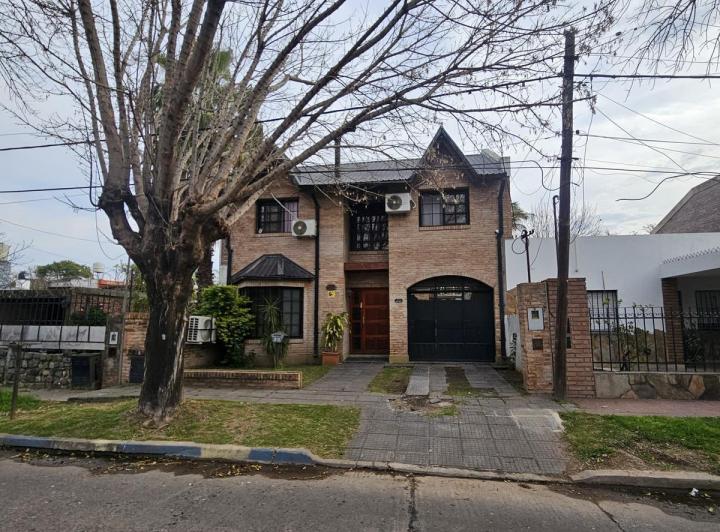 Casa · 232m² · 6 Ambientes · 2 Cocheras