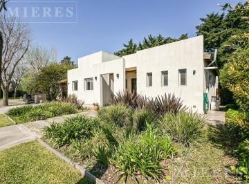 Casa · 130m² · 4 Ambientes · 1 Cochera · Casa en Venta con Renta en El Recodo