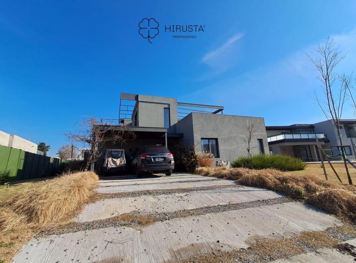 Casa · 212m² · 5 Ambientes · 2 Cocheras