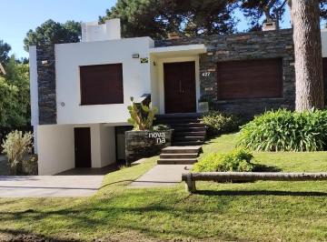 Casa · 300m² · 6 Ambientes · 4 Cocheras · Casa en Golf Viejo