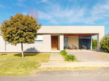 Casa · 172m² · 4 Ambientes · 2 Cocheras · Casa en Venta en Lomas de City Bell, La Plata, G. B. a. Zona Sur