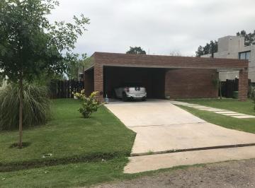 Casa · 228m² · 10 Ambientes · 2 Cocheras · Casa en Venta Puerto Roldan