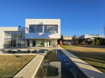 Casa · 340m² · 6 Ambientes · 2 Cocheras · Casa a La Venta en Kentucky Club de Campo