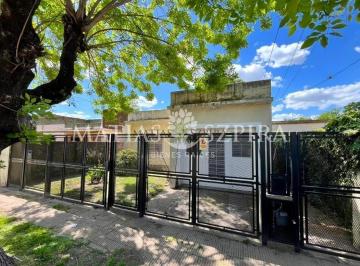 Casa · 130m² · 5 Ambientes · 1 Cochera · Venta de Casa 5 Ambientes en Merlo