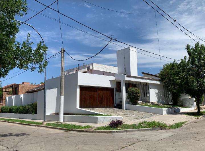 Casa · 220m² · 10 Ambientes · 2 Cocheras