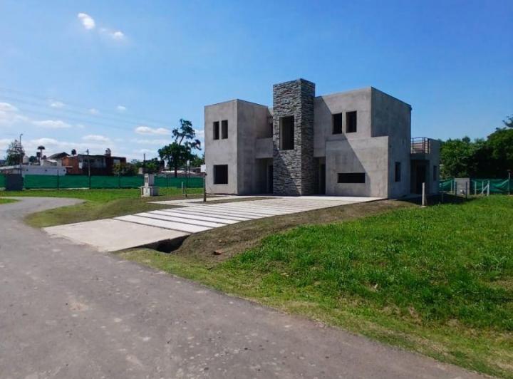 Casa · 230m² · 5 Ambientes · 1 Cochera