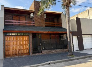 Casa de 4 ambientes, Mataderos · Barrio Naón Excelente Chalet de 4 Amb Coch Amplia, Suite Patio Parrilla Playroom