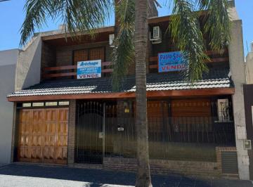 Casa de 4 ambientes, Mataderos · Barrio Naón Excelente Chalet de 4 Amb Coch Amplia, Suite Patio Parrilla Playroom