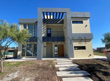 Casa · 183m² · 5 Ambientes · 4 Cocheras · Casa con Pileta Consulta Financiacion
