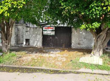 Casa · 90m² · 3 Ambientes · 2 Cocheras · Terreno con Dos Deptos. en Block a Reciclar; Se Vende a Valor Lote!
