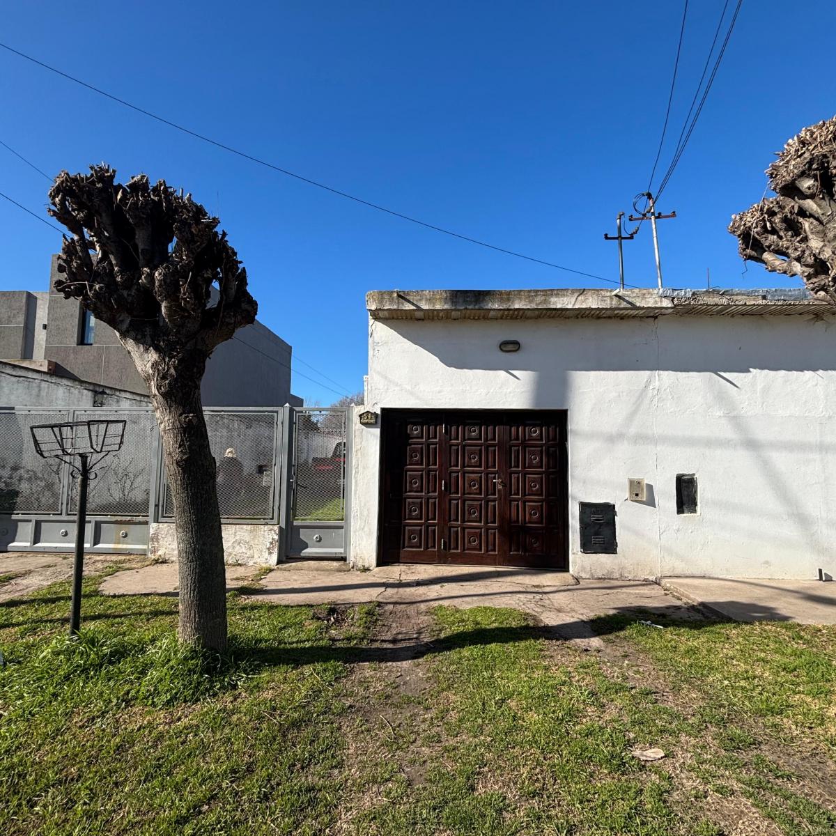 Importante chalet ubicado en Barrio Villa Primera. Emplazado sobre lote de 433 m2