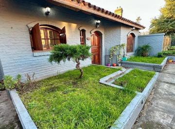 Casa · 229m² · 5 Ambientes · 3 Cocheras · Casa 5 Amb Venta Quilmes Oeste Cochera y Pileta
