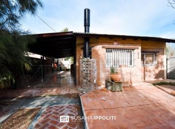 Casa · 111m² · 4 Ambientes · 3 Cocheras · Casa en Venta de 2 Dorm. en Barrio La Casona, Roldán