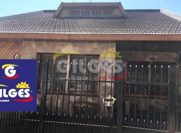 Casa · 100m² · 4 Ambientes · 1 Cochera · Venta de Casa 4 Amb. en San Justo - Muy Buen Estado con Fdo. Parquizado