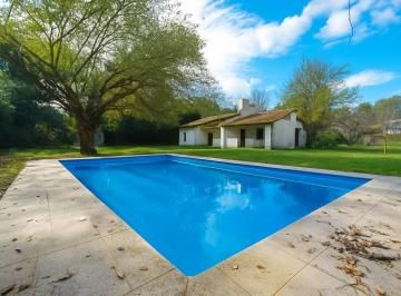 Quinta vacacional · 165m² · 5 Ambientes · Quinta con Pileta y Quincho Barrio La Trinidad