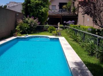 Casa · 325m² · 5 Ambientes · 3 Cocheras · Casa en Lanus - Venta