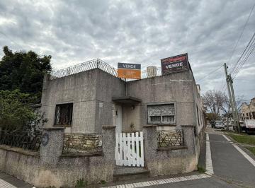 Casa de 4 ambientes, Lanús · En Venta Casa 4 Amb S/ Lote de 11x20 C/ Cochera, Patio y Terraza en Lanus