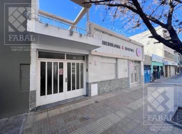 Oficina comercial · 240m² · 7 Ambientes · 2 Cocheras · Oficina Alquiler Centro, 240 m² con 7 Privados, 4 Baños, Patio con Parrilla y Cocheras