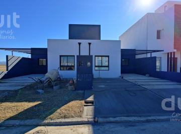 Casa · 72m² · 4 Ambientes · 1 Cochera · Duplex 2 Dorm.! Entrega Inmediata Brisas de Manantiales