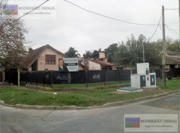 Casa · 249m² · 2 Ambientes · Casa con Fondo Libre! Ideal Varias Familias o Renta