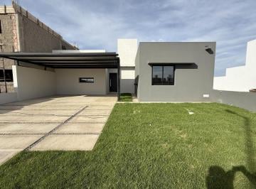 Casa · 105m² · 5 Ambientes · 2 Cocheras · Casa en Venta de 3 Dorm. en Planta Baja en Nobu Town