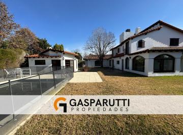 Casa · 280m² · 4 Ambientes · 6 Cocheras · Hermosa Propiedad en Venta en Country Aranjuez Apto Credito