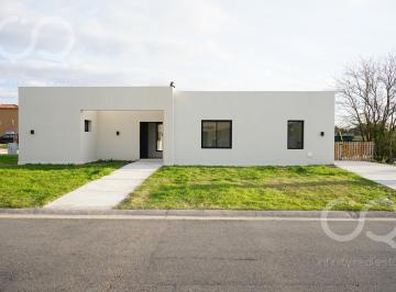 Casa · 120m² · 4 Ambientes · 1 Cochera · Casa en Venta San Sebastián Área 13