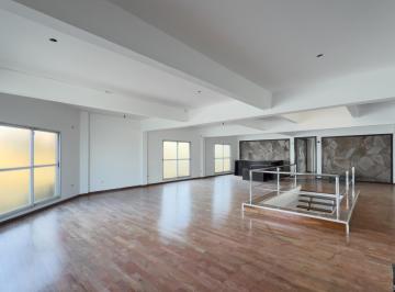 Bodega-Galpón · 1100m² · 5 Ambientes · 1 Cochera · Venta de Galpón en Seanz Peña - 3 Plantas